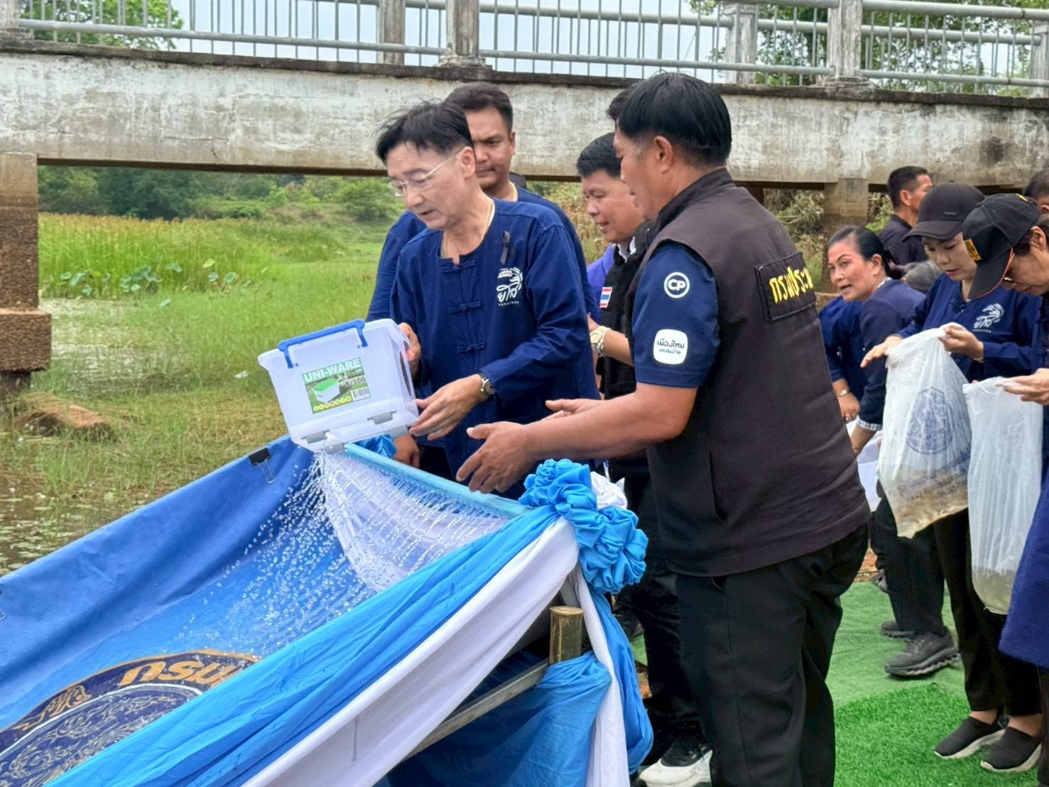 title - ส.ป.ก.ยโสธร ร่วมกิจกรรมรณรงค์ทำปุ๋ยหมักในแหล่งน้ำ เพื่อเพิ่มอาหารธรรมชาติและลดปัญหาฝุ่นควัน PM 2.5 และกิจกรรมปลูกต้นไม้ “ฟางมา ปลาโต คนยโสปลอดฝุ่นควัน”
